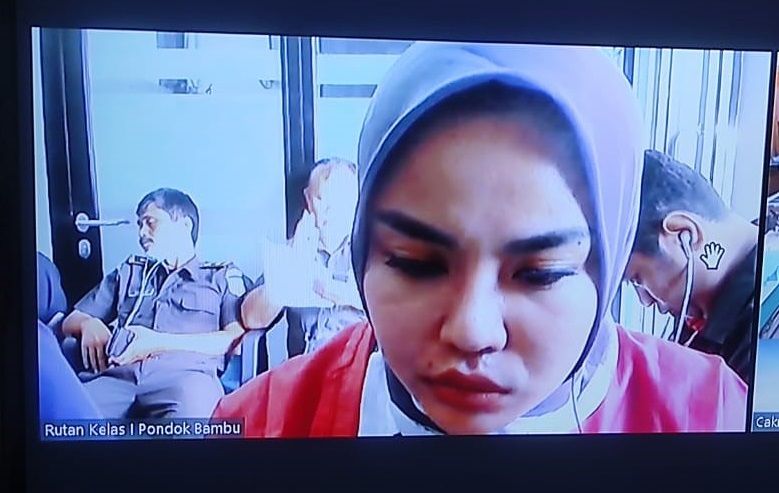 Medina Zein mendengarkan vonis hakim Pengadilan Negeri Surabaya