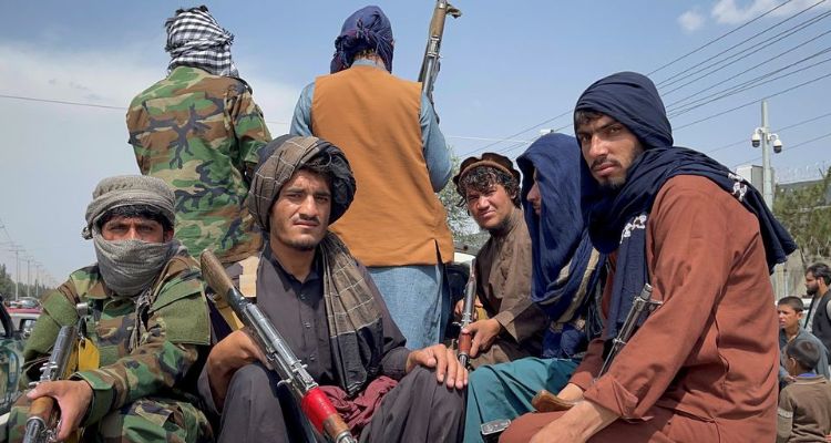 Pasukan Taliban berpatroli di dekat gerbang masuk Bandara Internasional Hamid Karzai, sehari setelah penarikan pasukan AS, di Kabul, Afghanistan 31 Agustus 2021. 