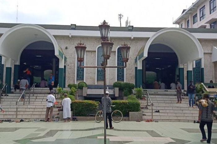 Suasana depan Masjid Agung Sunda Kelapa