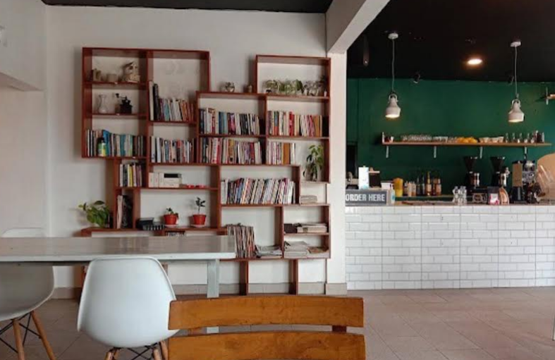 Singgah Coffee & Book, rekomendasi cafe instagramable buat tempat bukber di Purwokerto