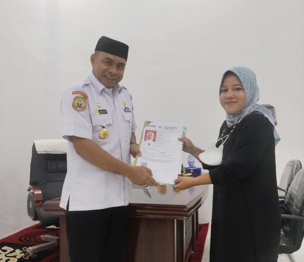 Sekda Taliabu, Dr. Salim Ganiru menerima dokumen permohonan beasiswa kedokteran dari SMAN 7 Pulau Taliabu. 
