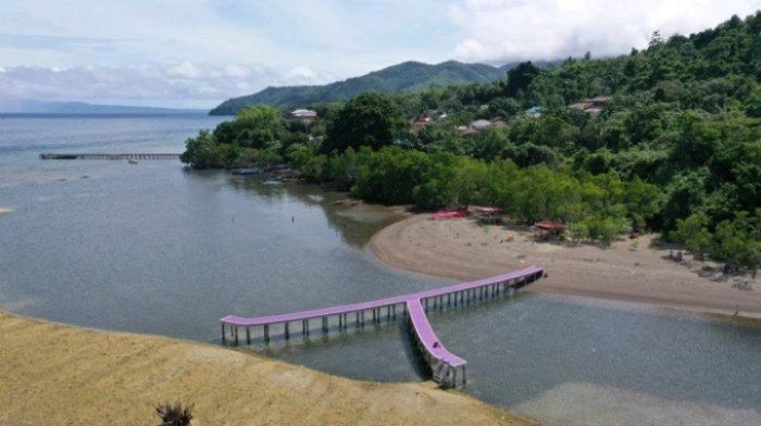 Pesona lokasi Wisata Pantai Ake Bay Desa Maitara Kota Tidore Kepulauan