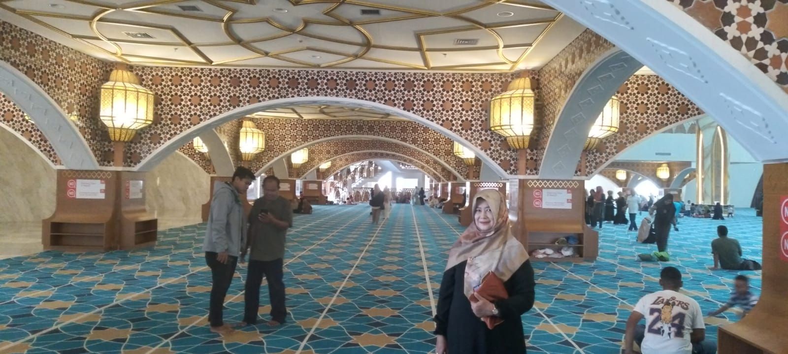 Suasana dalam Masjid Al Jabar, Minggu kedua Bulan Ramadan 2023. Lenggang dan nyaman