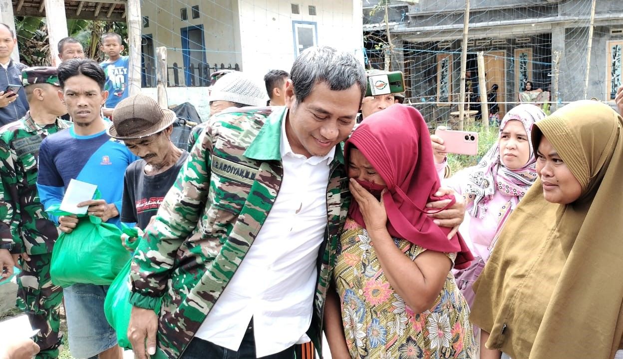 Direktur PCG Kuningan, H. Rokhmat Ardiyan tengah menenangkan warga terdampak bencana Dusun Ragawangsa Desa Situgede.