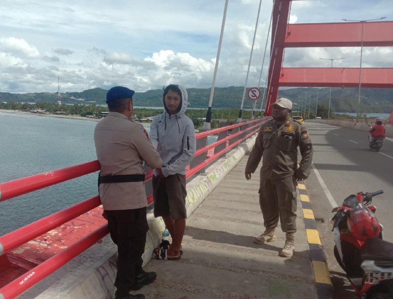 Sat Polairud Polresta Jayapura memberikan imbauan agar tidak memarkirkan kendaraany di area jembatan merah Youtefa