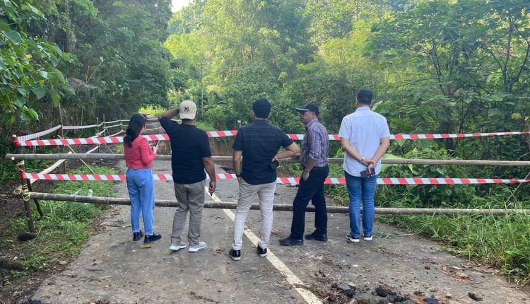 Anggota DPRD Manado komisi III Pantau Jalan Longsor di Kima Atas