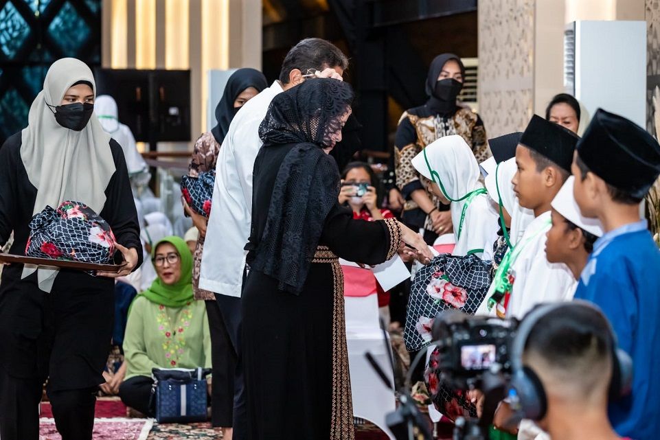 Puan Maharani memberikan santunan kepada para anak yatim piatu di Masjid At-Taufiq, Lenteng Agung, Jakarta Selatan, Rabu, 5 April 2023. Foto: Istimewa