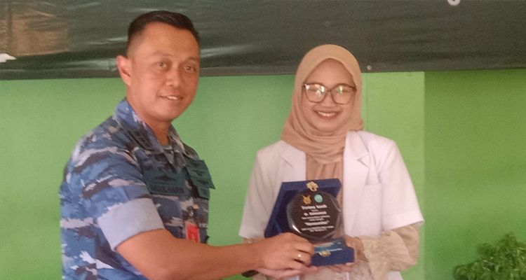 Danlanud Sulaiman Kolonel Pnb Abdul Haris dalam kegiatan bakti sosial pencegahan stunting di Desa  Sangkanhurip, Kecamatan Katapang, Kabupaten Bandung, Kamis 6 April 2023