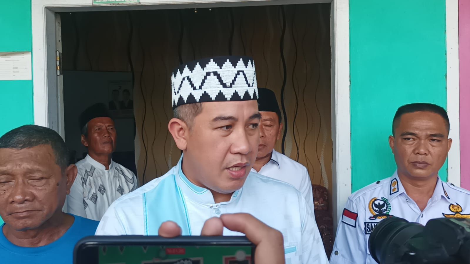 Bupati Pesawaran Dendi Ramadhona menyambangi rumah keduanya yang terletak di Desa Tanjung Rejo Kecamatan Negeri Katon, 6 April 2023