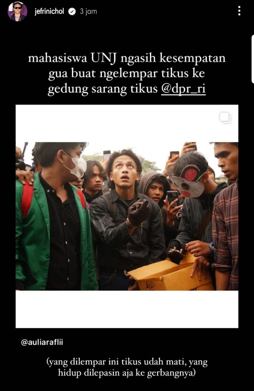 Aktor Jefri Nichol saat melempar seekor tikus ke gedung DPR, Jakarta, dalam aksi demonstrasi penolakan Undang-Undang Cipta Kerja bersama mahasiswa, Kamis, 6 April 2023.