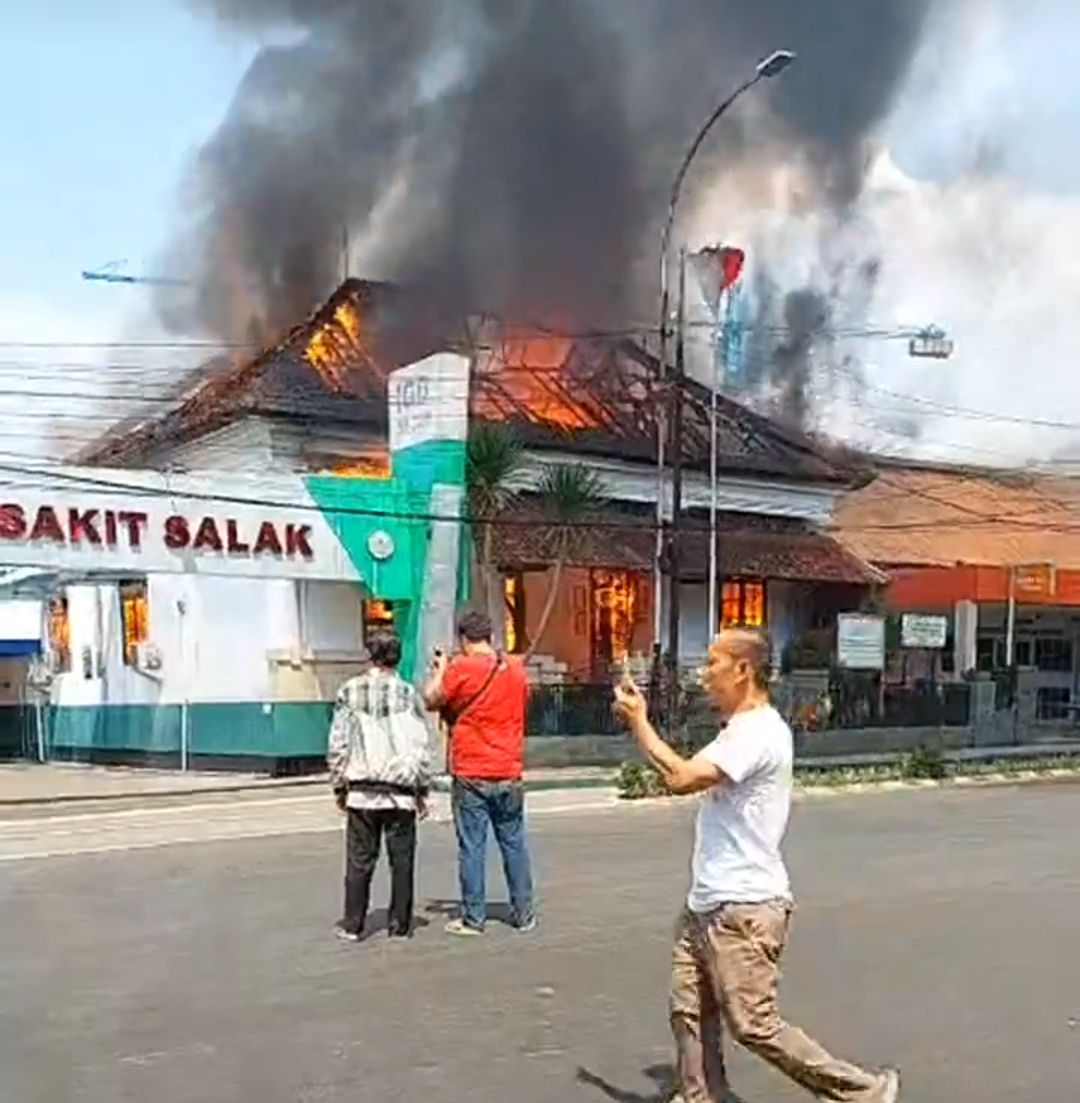 Kumpulan foto Kebakaran RS Salak hasil jepretan netizen