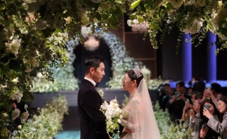 Lee Seung Gi dan Lee Da In menikah dengan banyak artis papan atas yang datang ke resepsi