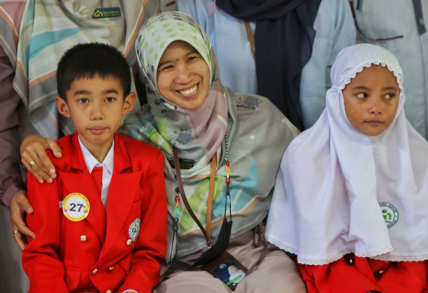 Kepala Sekolah SD1 Darul Hikam Ruri Sundari berfoto bersama Siswa SD1 Darul Hikam yang selesai mengikuti Munaqasah Tahfidz Al-Qur'an, di Jalan Juanda, Kota Bandung, Rabu, 5 April 2023. 
