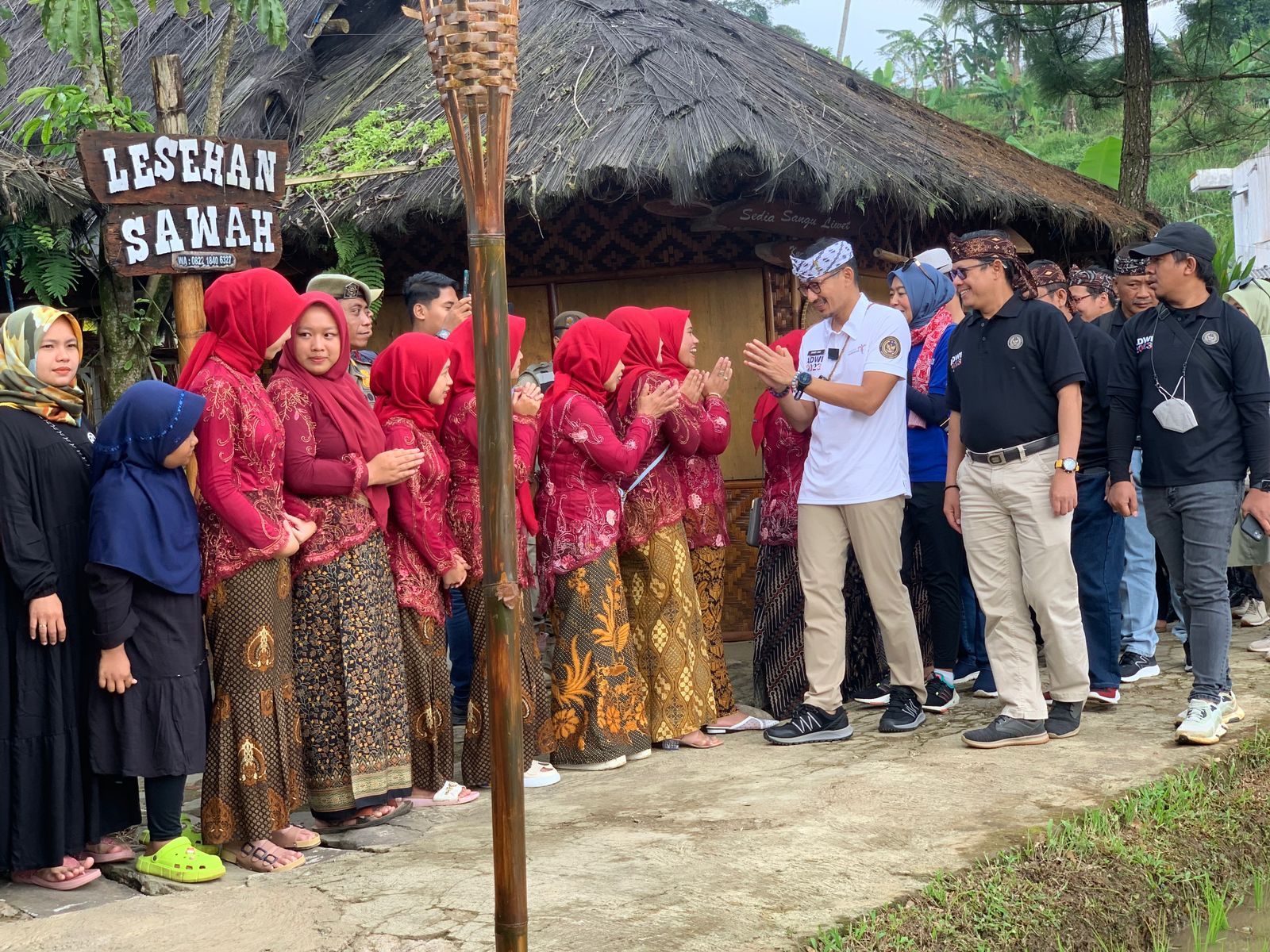 Menparekraf/Kabaparekraf Sandiaga Salahauddin Uno saat berkunjung ke Desa Wisata Cibeusi, Kabupaten Subang. 