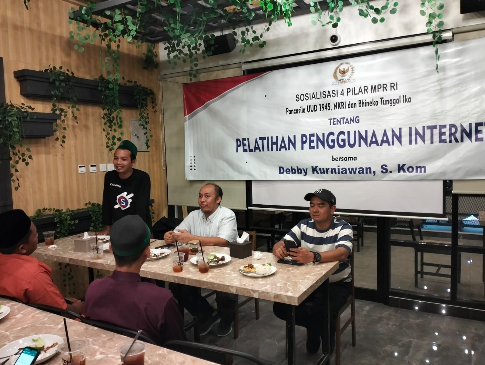 Anggota DPR RI Debby Kurniawan (tengah) melakukan sosialisasi. 