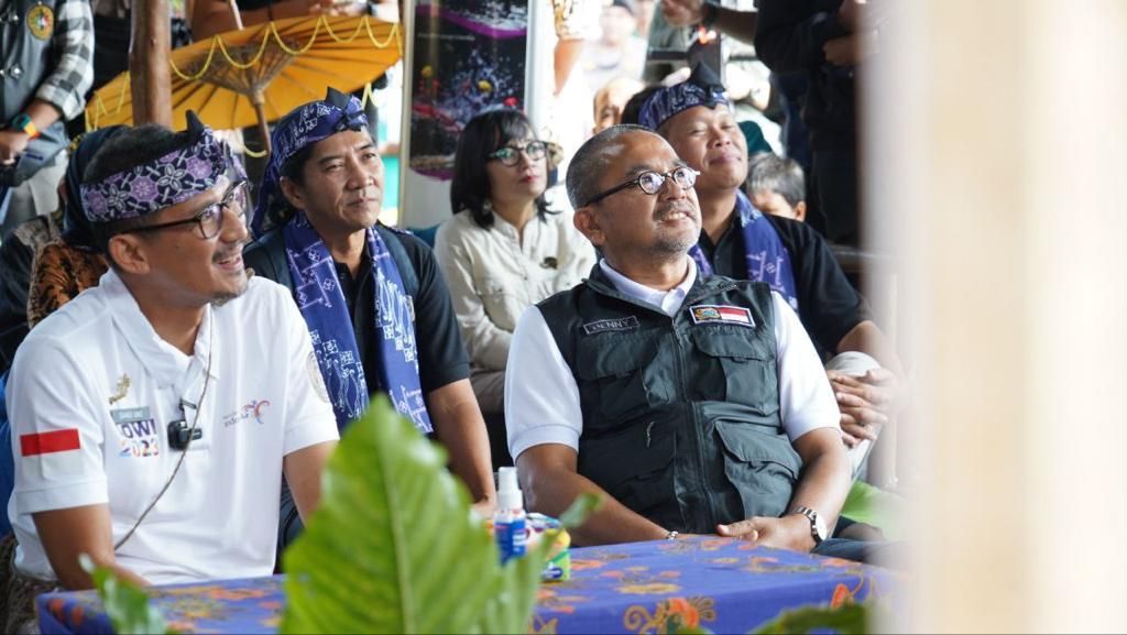 Kadispabud Jawa Barat Benny Bachtiar mendampingi Menparekraf RI Sandiaga Uno ke Desa Wisata Selamanik,  Kabupaten Ciamis