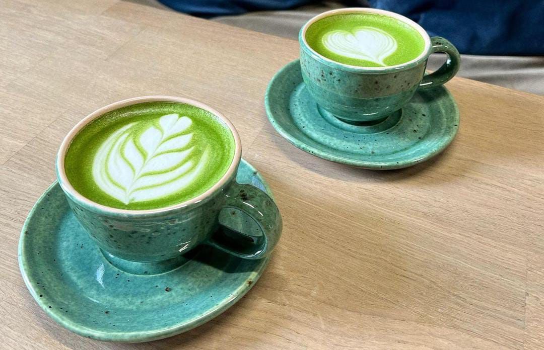 Matcha Latte/ Kuro Koffee: Menikmati Keindahan Bandung dalam Cangkir Kopi dengan Suasana Instagrammable dan Murah. 