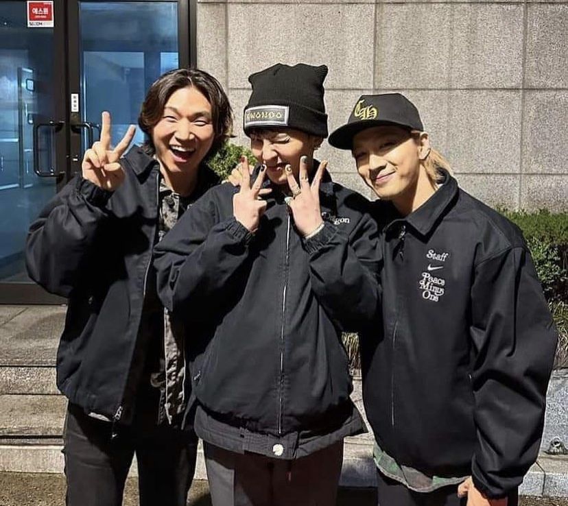Tiga member BIGBANG, Daesung, G-Dragon dan Taeyang terlihat  bersama dalam satu frame