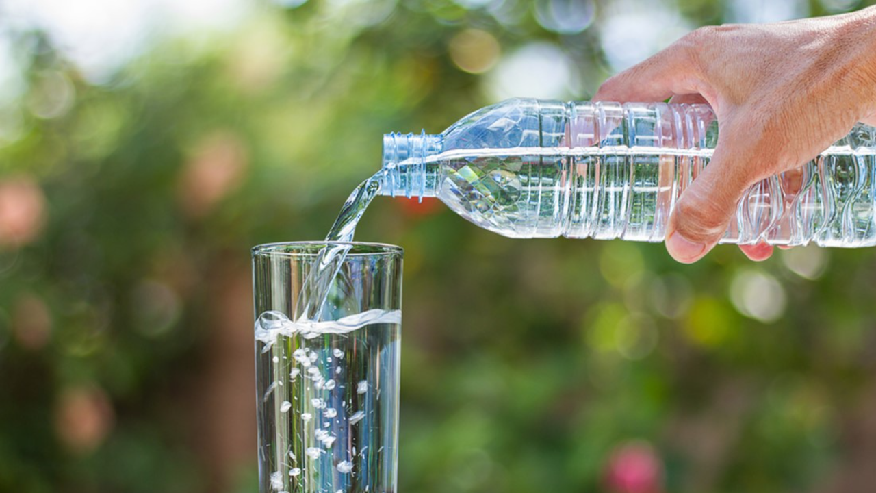 Cara minum air putih yang tepat agar tubuh dapat menjaga kesehatan tubuh