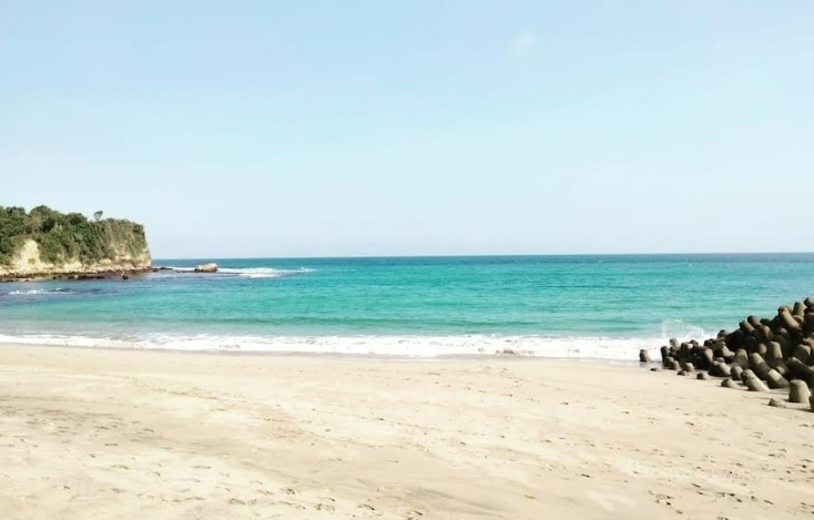 Pantai Tambakrejo, rekomendasi wisata pantai di Blitar untuk liburan keluarga