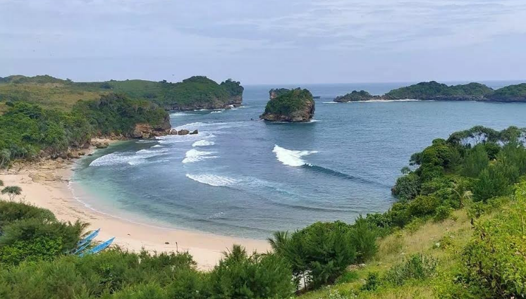 Pantai Peh Pulo, rekomendasi wisata pantai di Blitar untuk liburan keluarga