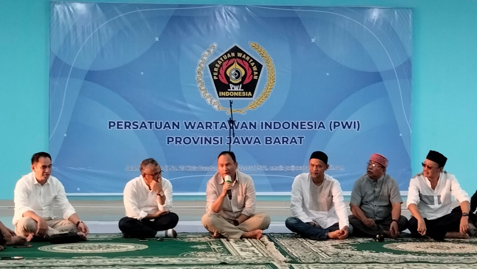 Ketua PWI Jawa Barat, Hilman Hidayat (katilu ti kenca) medar dua agénda penting PWI Jawa Barat. Kéncaeunana, Sekretaris Umum PWI Jabar, Tantan Sulthon Bukhawan.*
