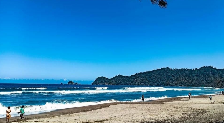 Pantai Jolosutro, rekomendasi wisata pantai di Blitar untuk liburan keluarga
