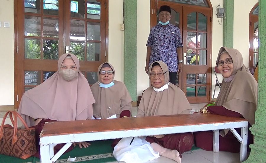 Ibu-ibu Jamaah Majelis Taklim Nurul Iman (MTNI) yang juga Panitia Amaliah Ramadan RW 02 Mekarsari, Kompleks Perumahan Pembangunan, Cirebon.*
