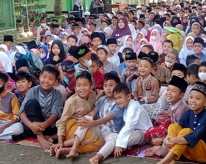 Siswa SDN Baros Mandiri 4 Cimahi tampak riang saat mendengarkan dongeng Ramadhan