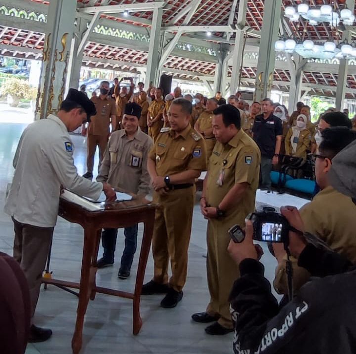 Ketua IPSM Kota Bandung, Tulis Raharjo tandatangani naskah pelantikan disaksikan Wali Kota Bandung, Yana Mulyana