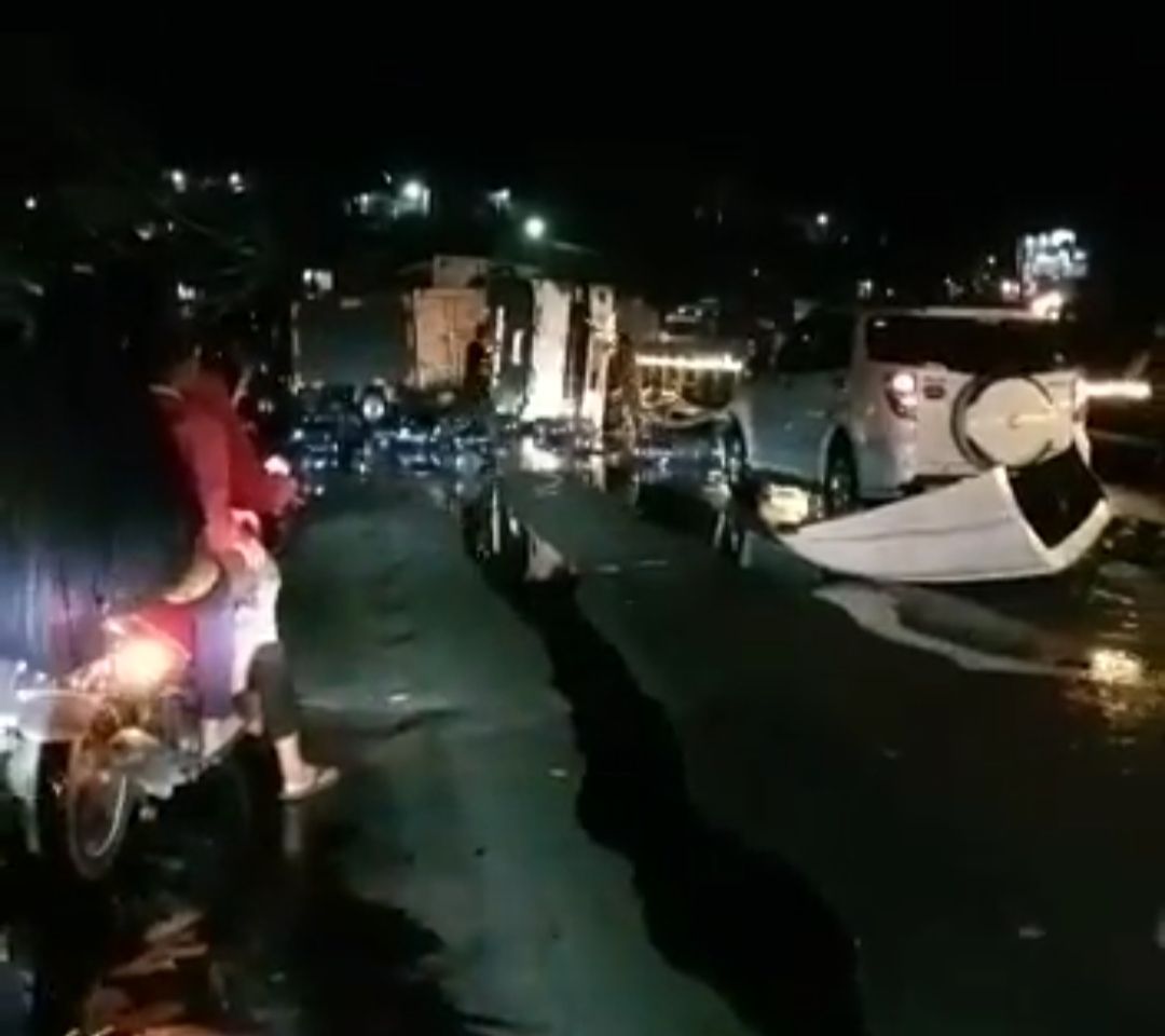 Kecelakaan truk tronton pembawa galon Aqua di Jembatan Pamuruyan Sukabumi.
