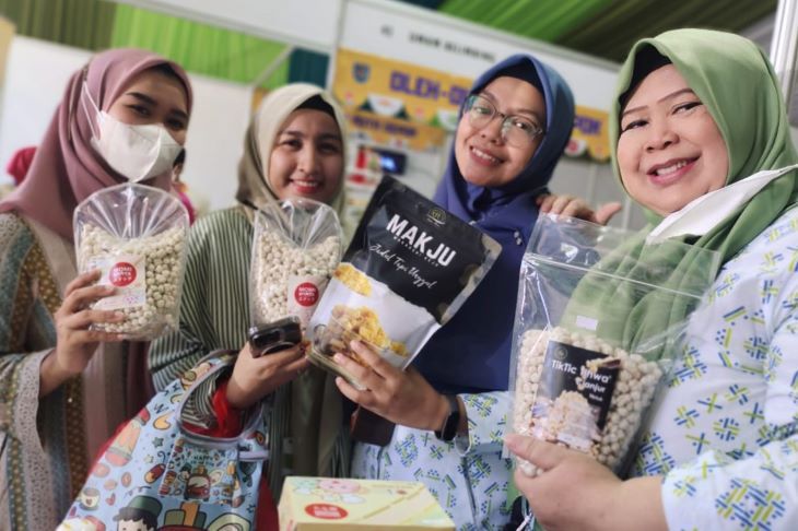 Koperasi perwakilan dari Kabupaten Cianjur menunjukan produk yang diikutsertakan di Pasar Kaget Ramadhan yang diselenggarakan Kementerian Koperasi dan UKM di Jakarta.