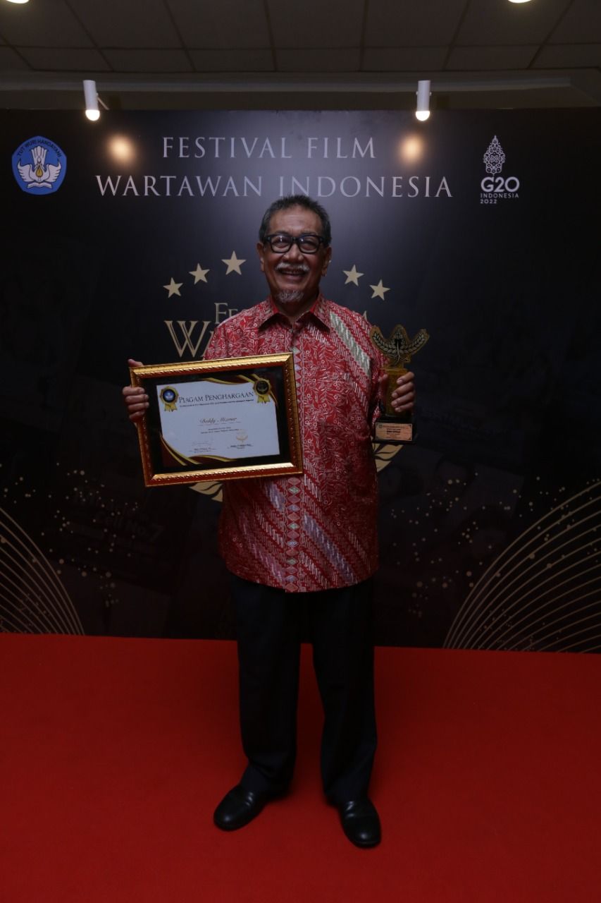 Deddy Mizwar sabada nampa piala penghargaan Lifetime Achievement Festival Film Wartawan Indonesia (FFWI) 2022.*