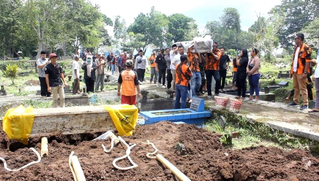 Proses pemakaman jenazah ibu dan anak warga Kabupaten Magelang yang menjadi korban pembunuhan sadis Tohari alias Mbah Slamet di TPU Giriloyo Kota Magelang, Selasa 11 April 2023.
