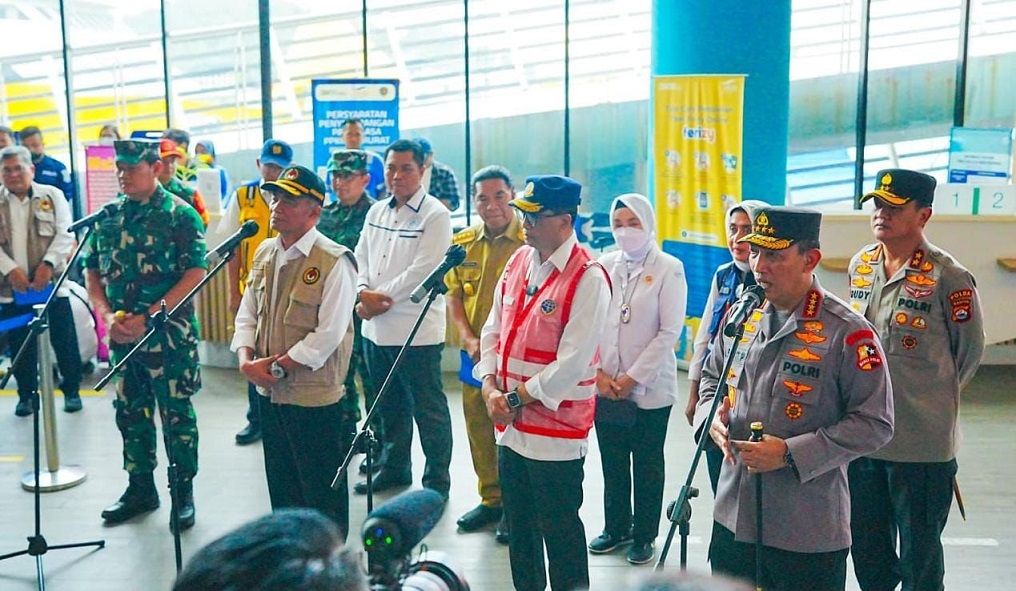 Kapolri Jenderal Listyo Sigit Prabowo bersama dengan pejabat lintas sektoral terkait meninjau Pelabuhan Merak, Senin, 10 April 2023. Foto: Polri