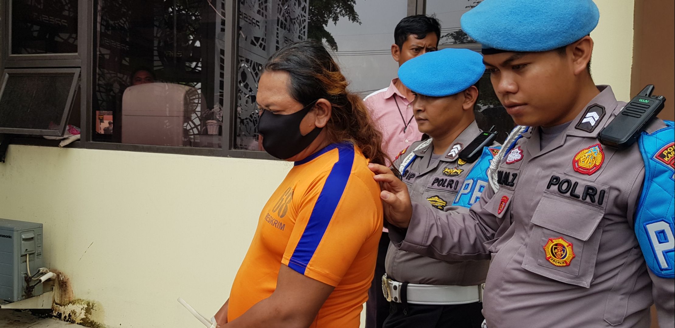 Pelaku pemerkosaan ODGJ Satgas PMKS Dinas Sosial Kabupaten Karawang sedang digiring ke rumah tahanan Polres Karawang