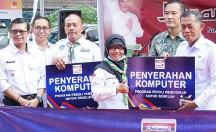 PT Indomarco Prismatama saat menyerahkan bantuan laptop untuk SD di Kabupaten Subang ketika Bazar Ramadhan 2023.