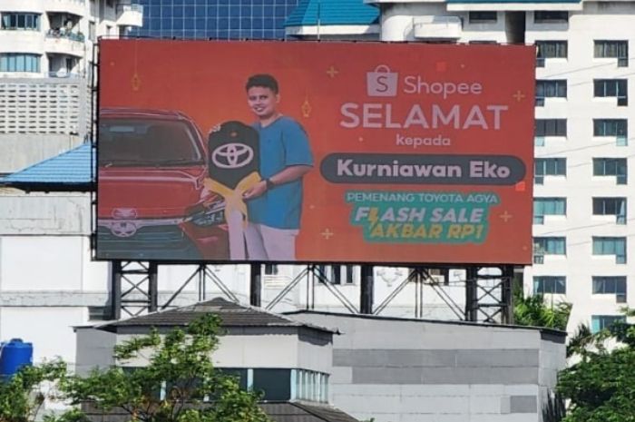 Banner LED yang memperlihatkan Eko terpampang di tempat keramaian publik di sekitar Jakarta