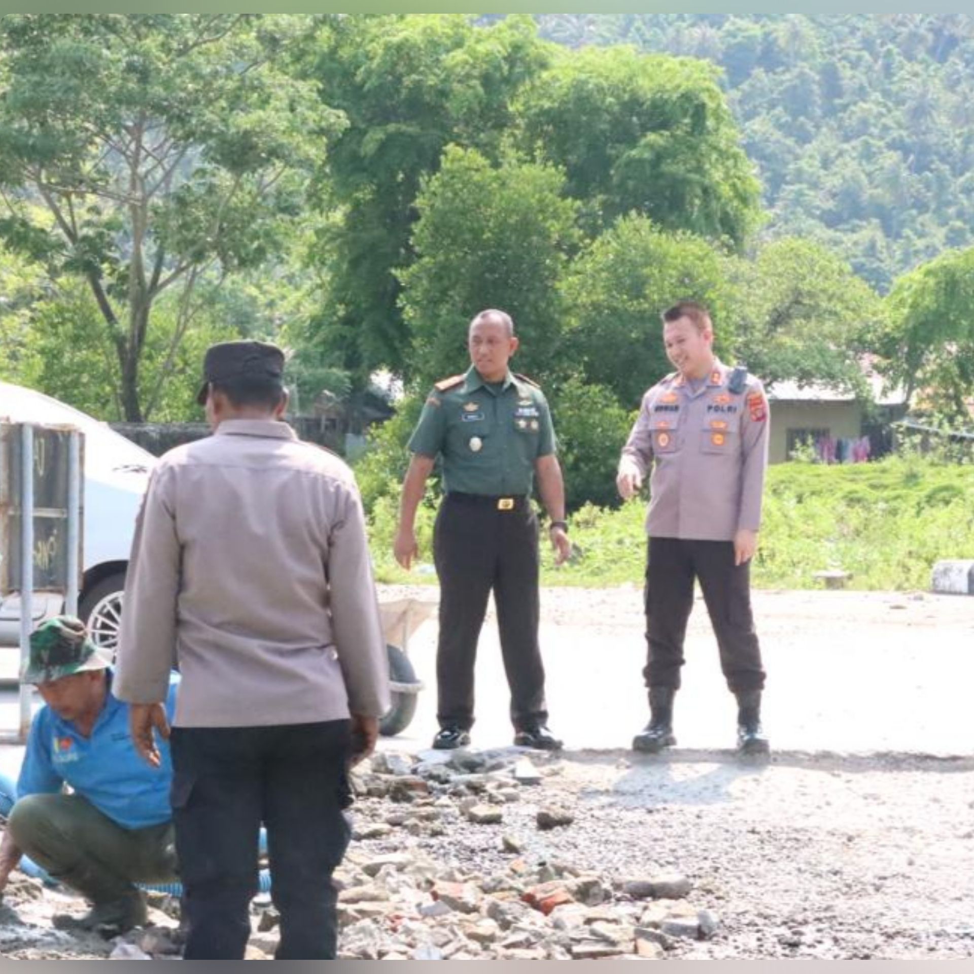 Wujud Kepedulian TNI- Polri Perbaiki Jalan Di Pelabuhan Balohan Sabang