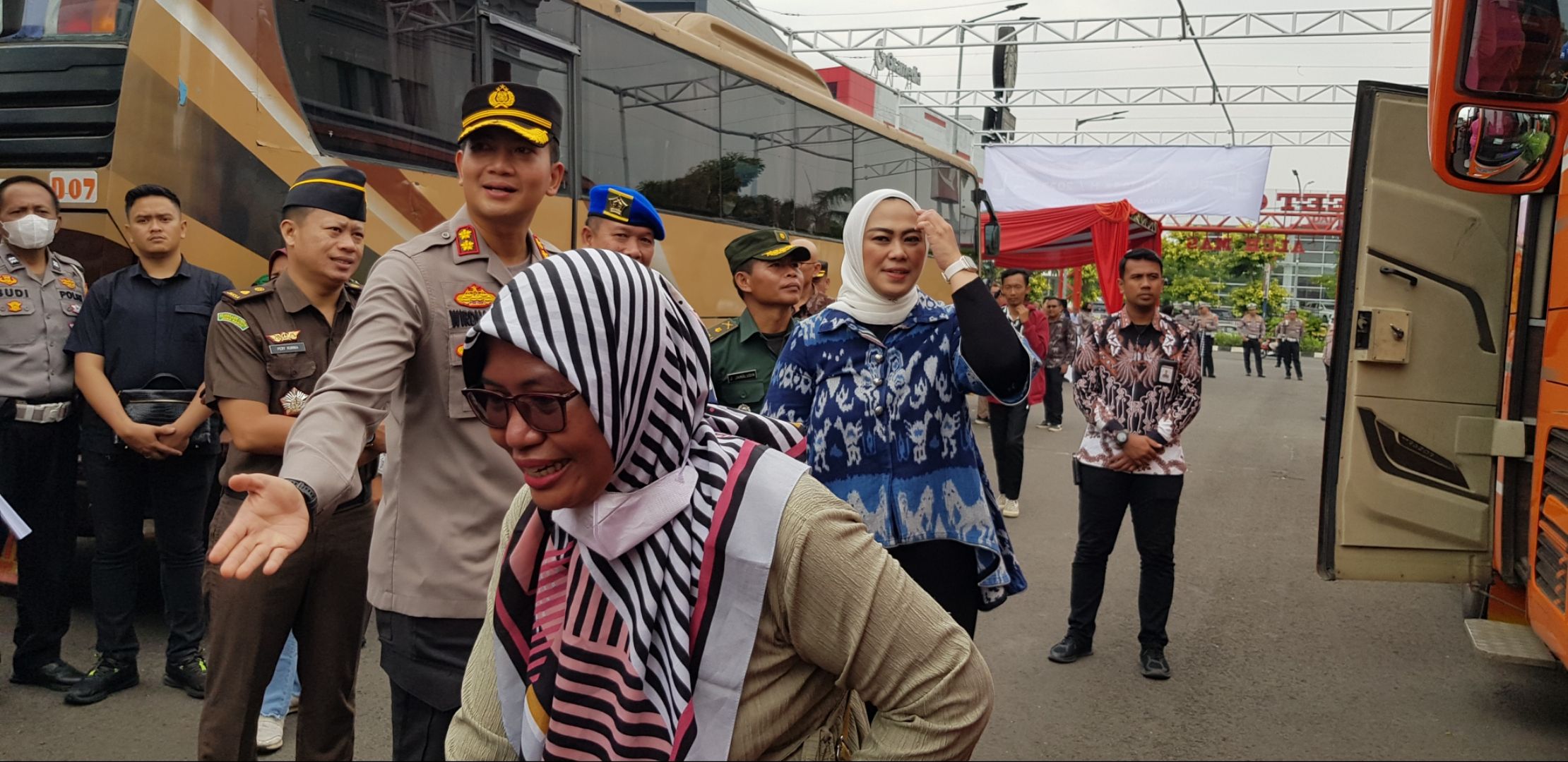 Kapokres Karawang AKBP Wirdhanto Hadicaksono bersama Bupati Karawang Cellica Nurrachadiana saat melepas Mudik Gratis 2023