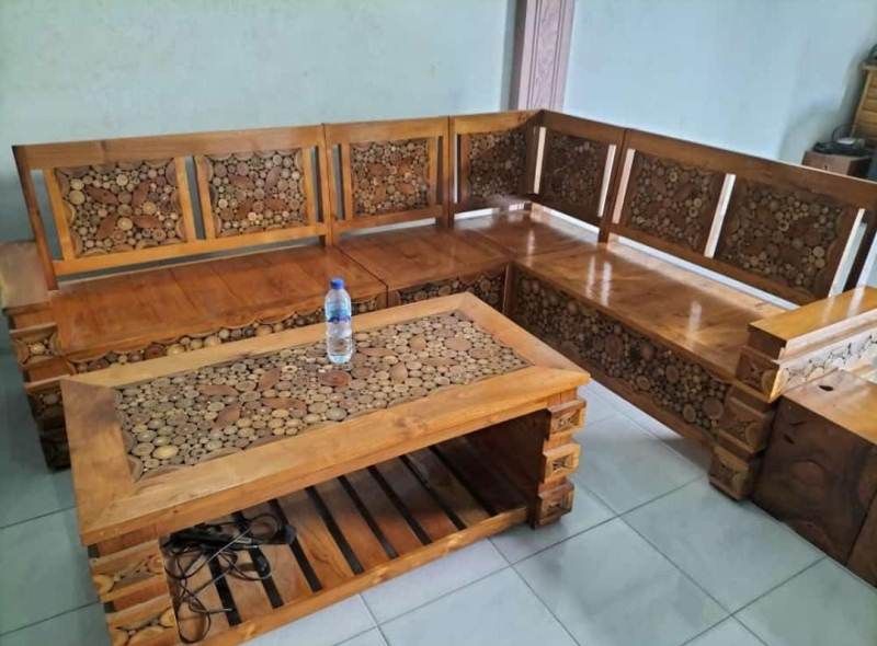 Meja dan kursi tamu juga menjadi karya dari Akar jaya milik Setyo Budi.