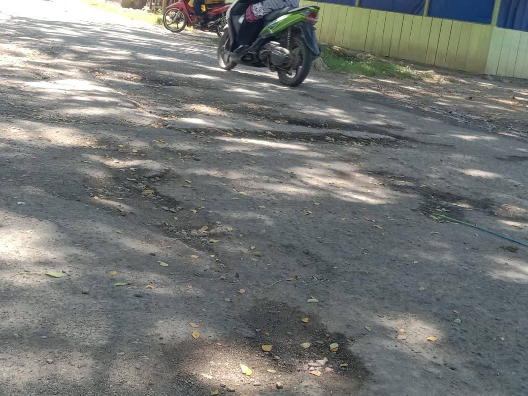 Jalan rusak dan berlubang di Desa Mangon, Kompleks Arpon, Kota Sanana, Kabupaten Kepulauan Sula, Maluku Utara