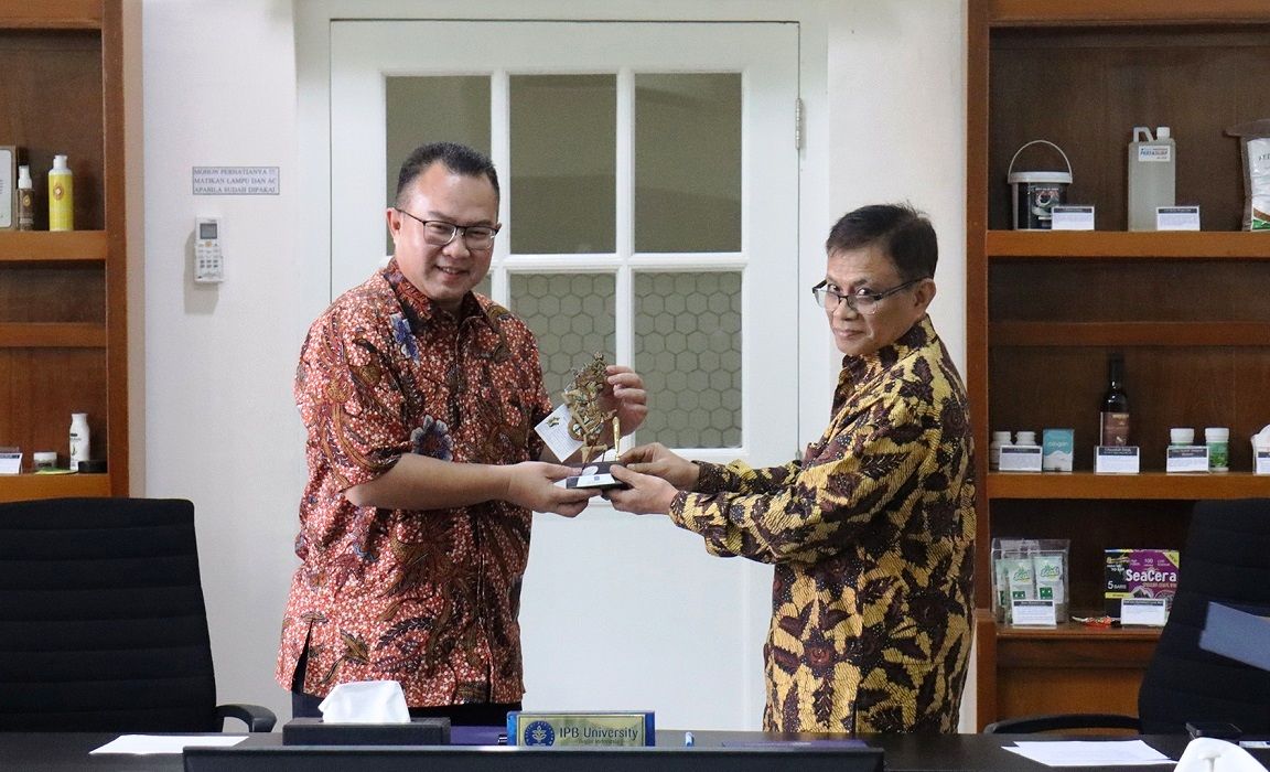 Rektor Universitas Paramadina Prof Didik J Rachbini MSc PhD (kanan), dan Rektor IPB University Prof Dr Arif Satria SSP MSi di kampus IPB University, Bogor, Kamis, 13 April 2023.