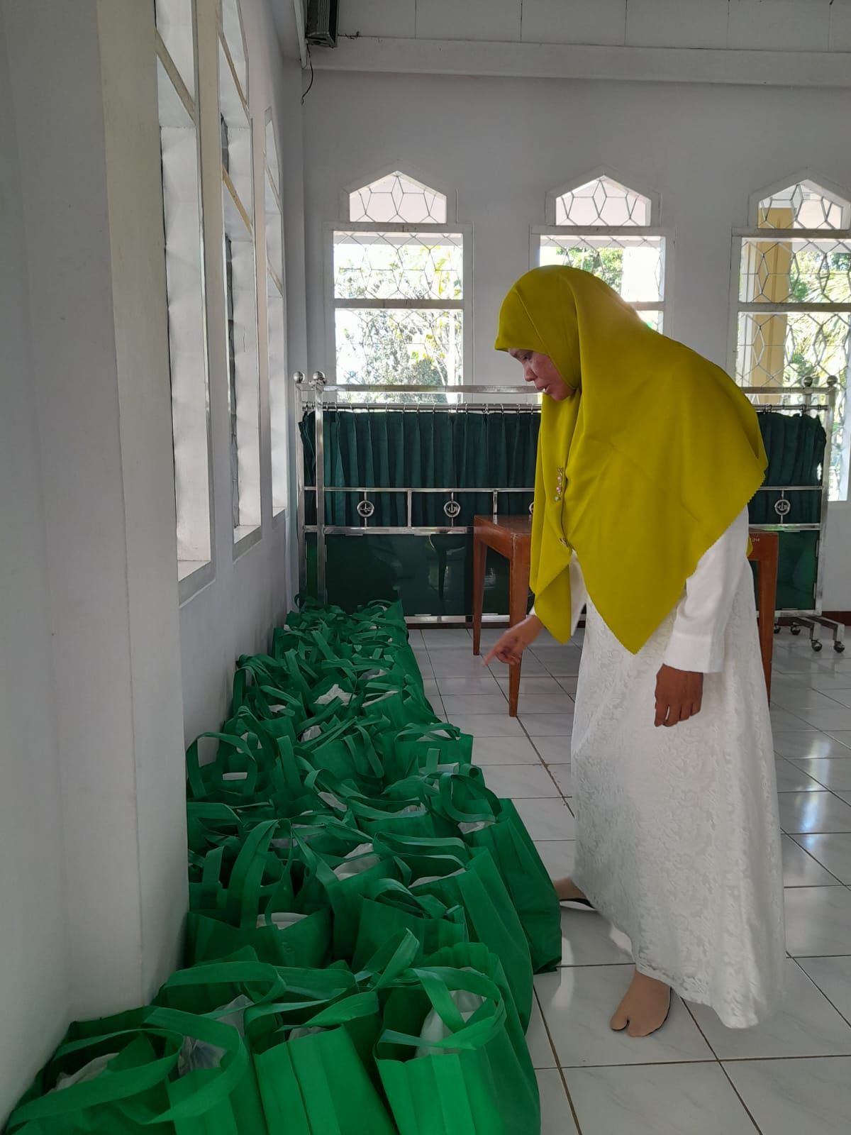 Jurusan Adab, Universitas Islam Negeri (UIN) FAS Bengkulu, melakukan kegiatan berbagi paket Ramadhan yang diperuntukkan bagi Dhuafa, yatim, dan piatu, 14 April 2023