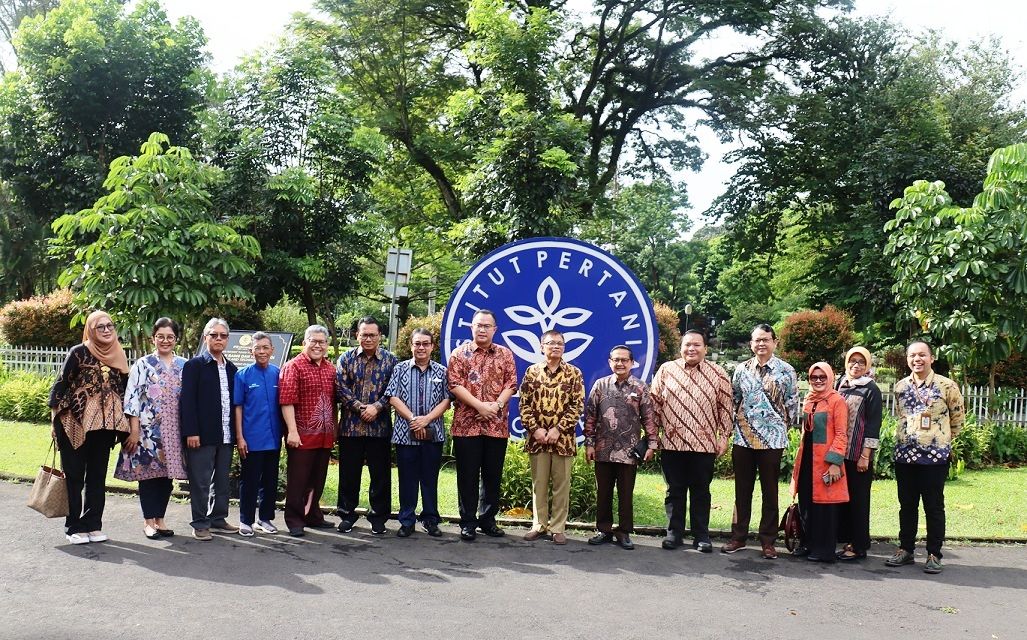 Rektor Prof Arif Satria mengajak hadirin mengunjungi IPB Science Techno Park. 