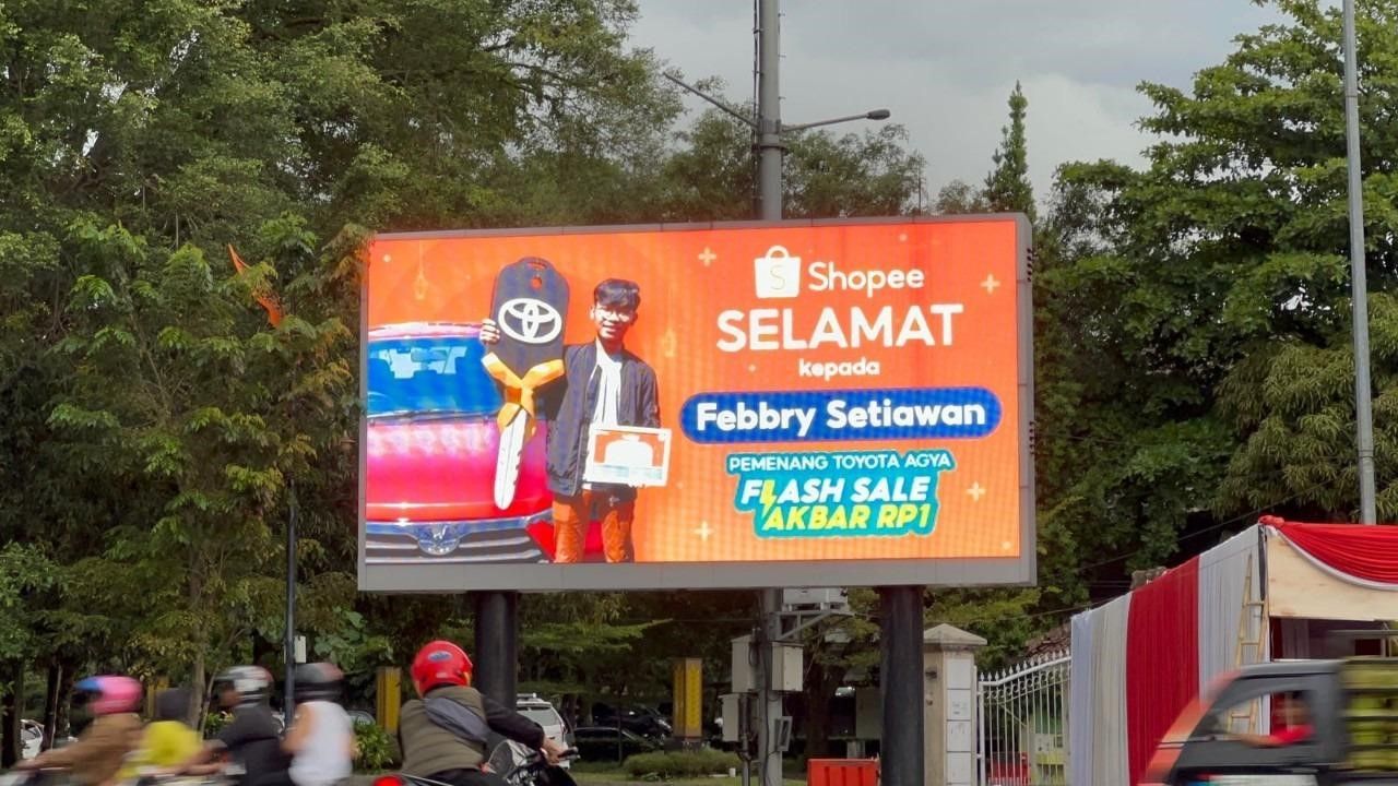 Banner LED yang terbentang di Soreang, Kabupaten Bandung.