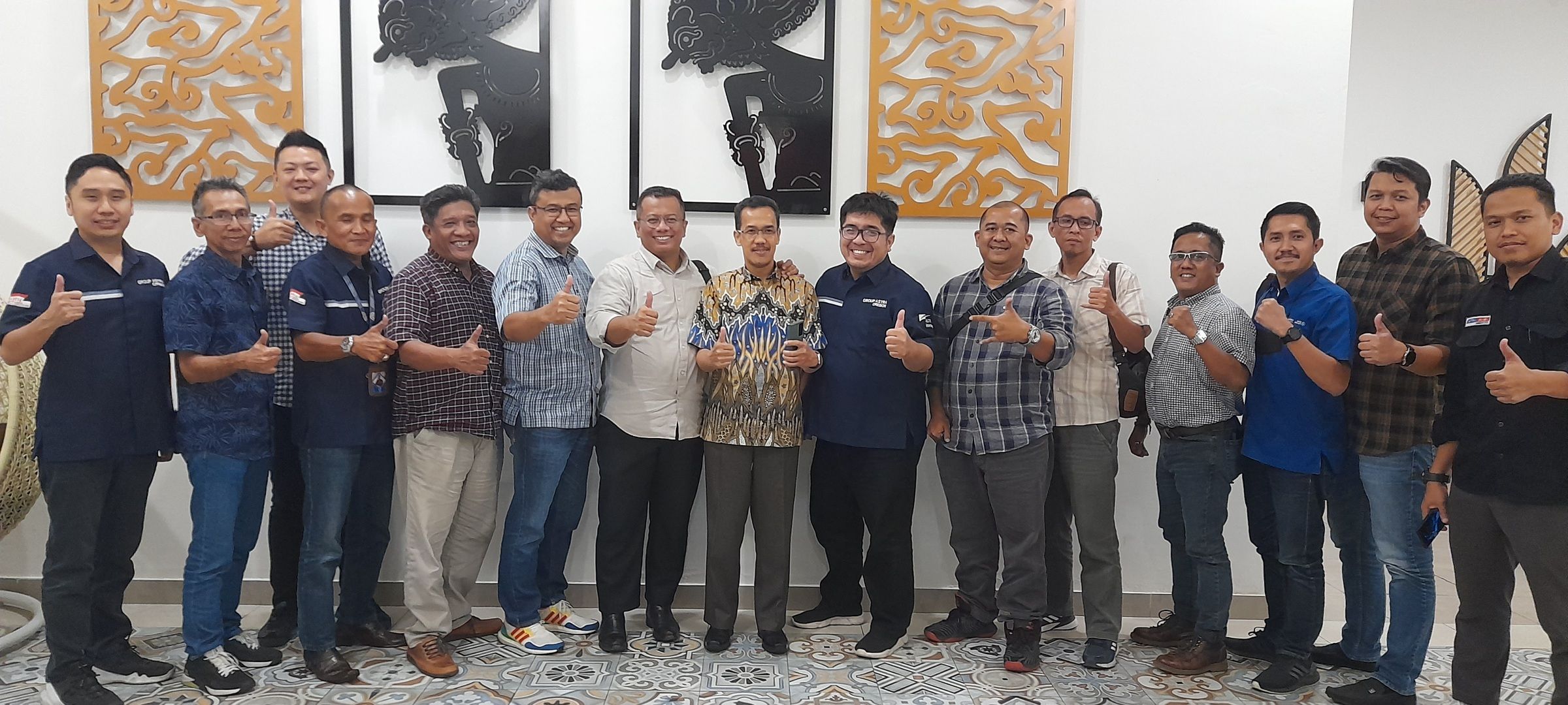 Jajaran Manajemen Astra Grup Cirebon Berfoto Bersama pada sela Buka Puasa Bersama