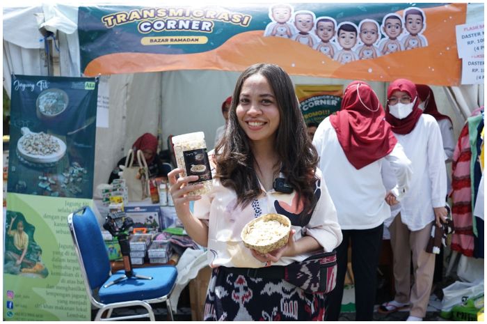 Henny Hayon yang mempromosikan jagung titi di Bazar Ramadan Kemendes PDTT.