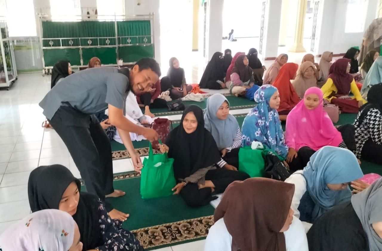 Jurusan Adab, Universitas Islam Negeri (UIN) FAS Bengkulu, melakukan kegiatan berbagi paket Ramadhan yang diperuntukkan bagi Dhuafa, yatim, dan piatu, 14 April 2023