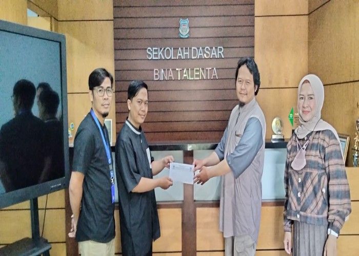 Penyerahan donasi dari SD Bina Talenta untuk program Kado Lebaran bagi korban gempa Cianjur
